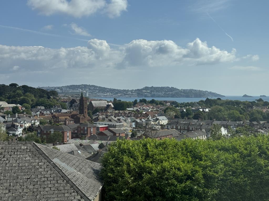 Lot: 95 - DETACHED THREE-BEDROOM HOUSE - Sea view from the property